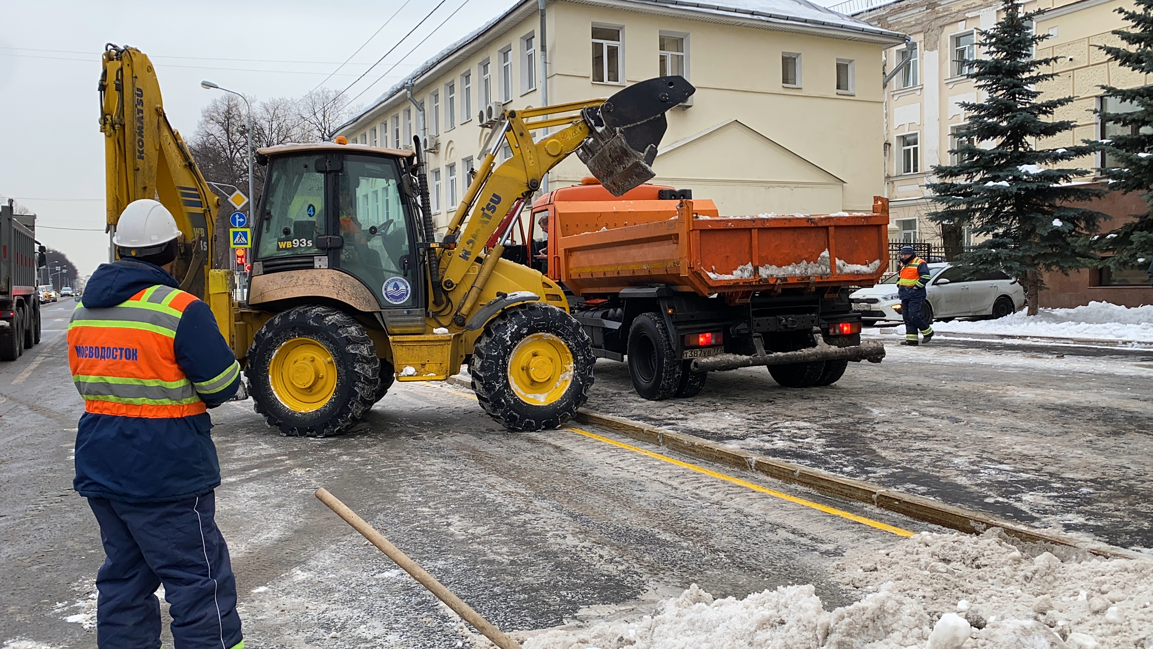 12 тыс. сотрудников инженерных компаний задействованы в круглосуточной уборке снега в Москве
