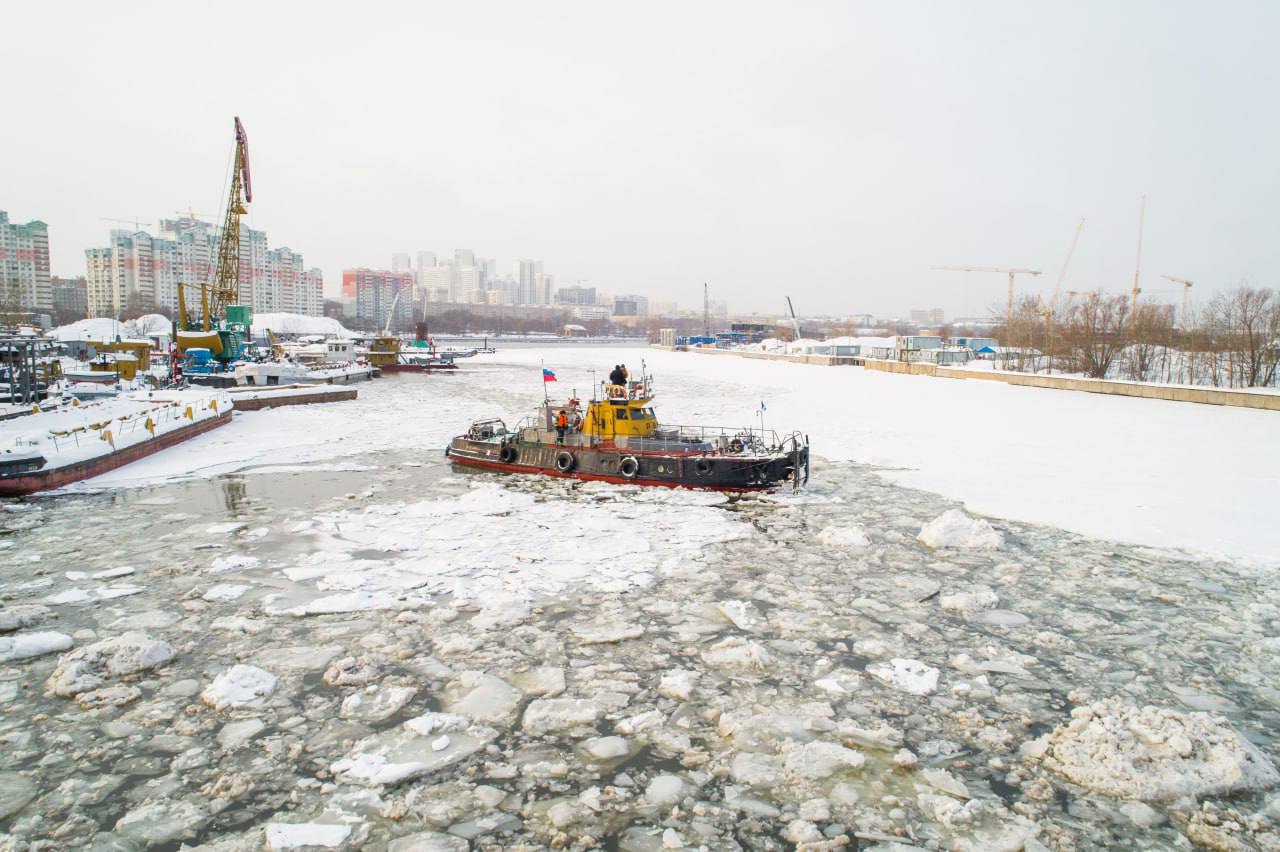 Коммунальные ледоколы успешно работают на Москве-реке