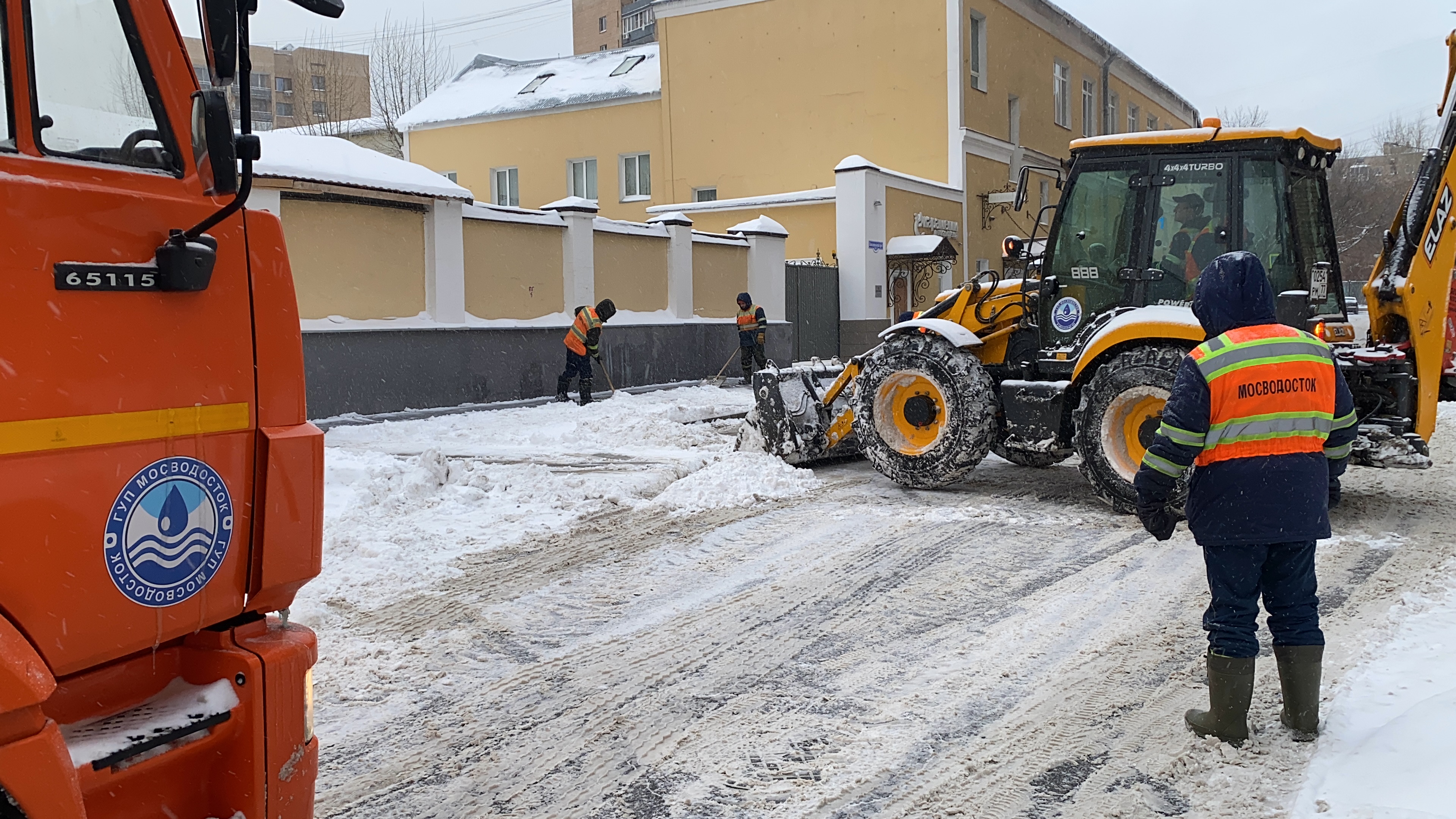 12 тыс. сотрудников инженерных компаний задействованы в круглосуточной уборке снега в Москве