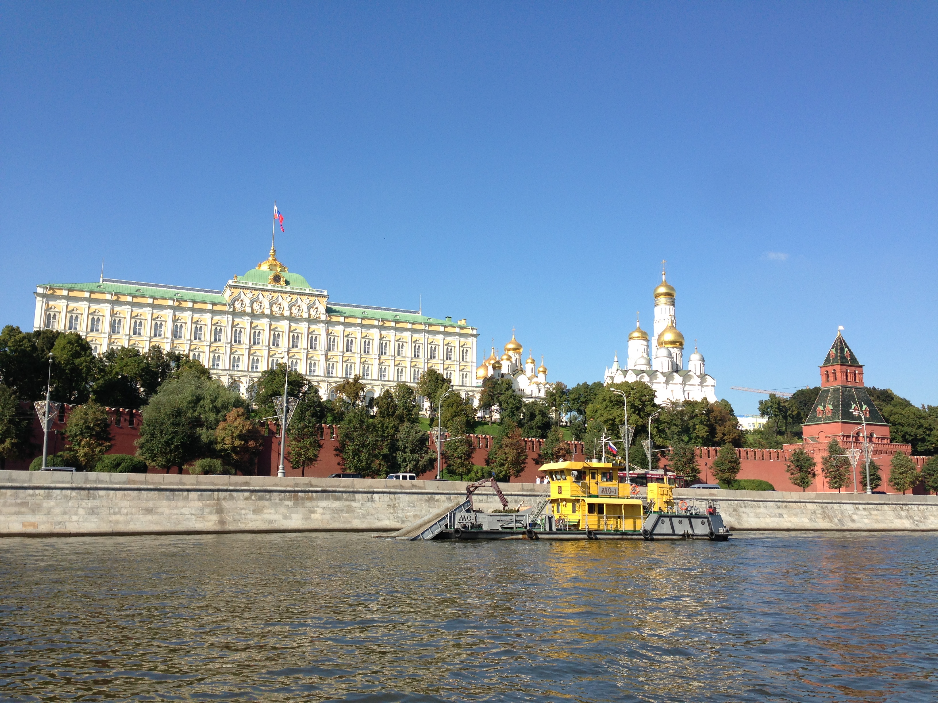 Коммунальный флот Москвы в первый месяц речной навигации занимался очисткой городских рек от наносов весеннего паводка.