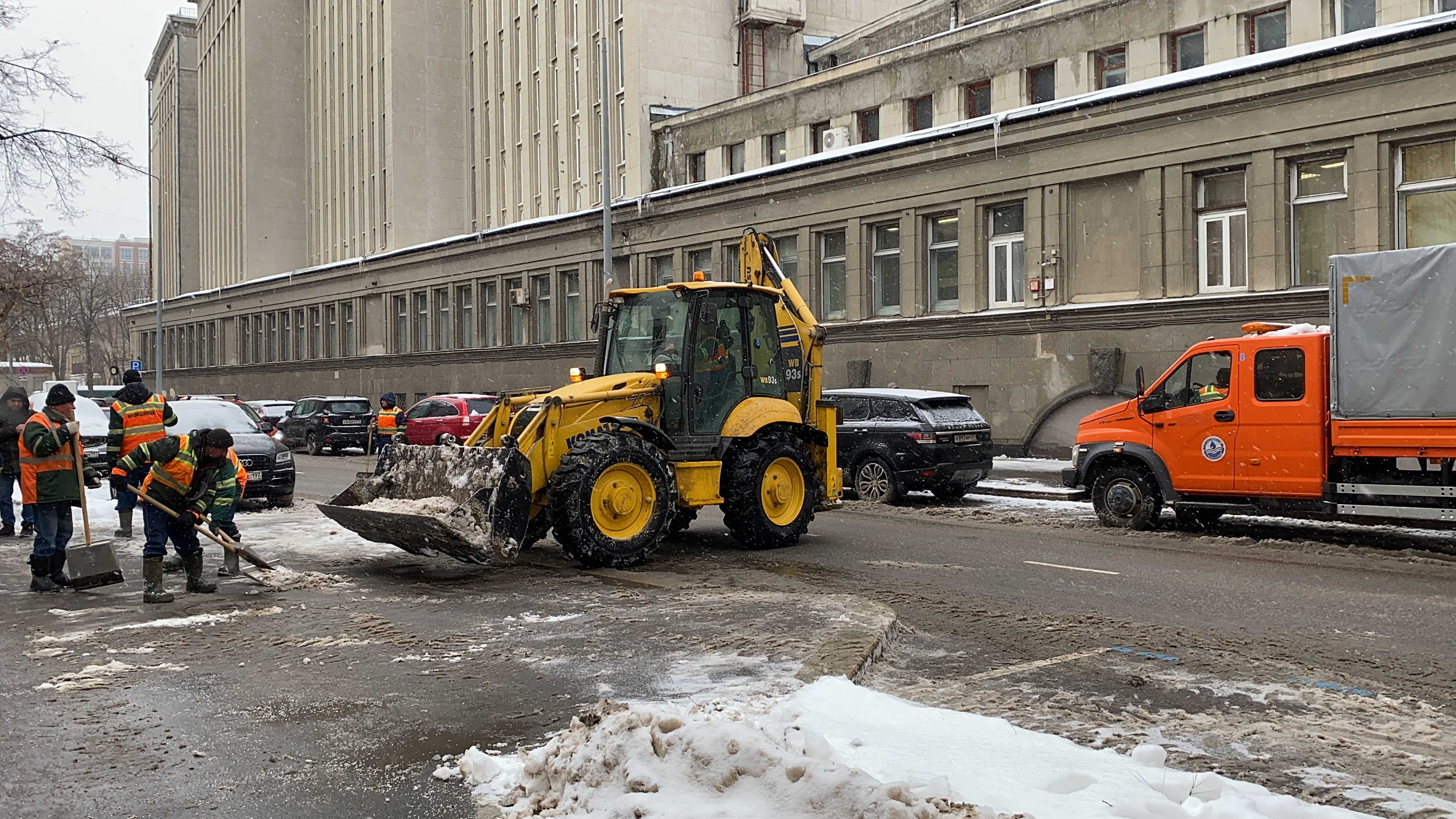 Коммунальные службы Москвы продолжают уборку снега с городских территорий 