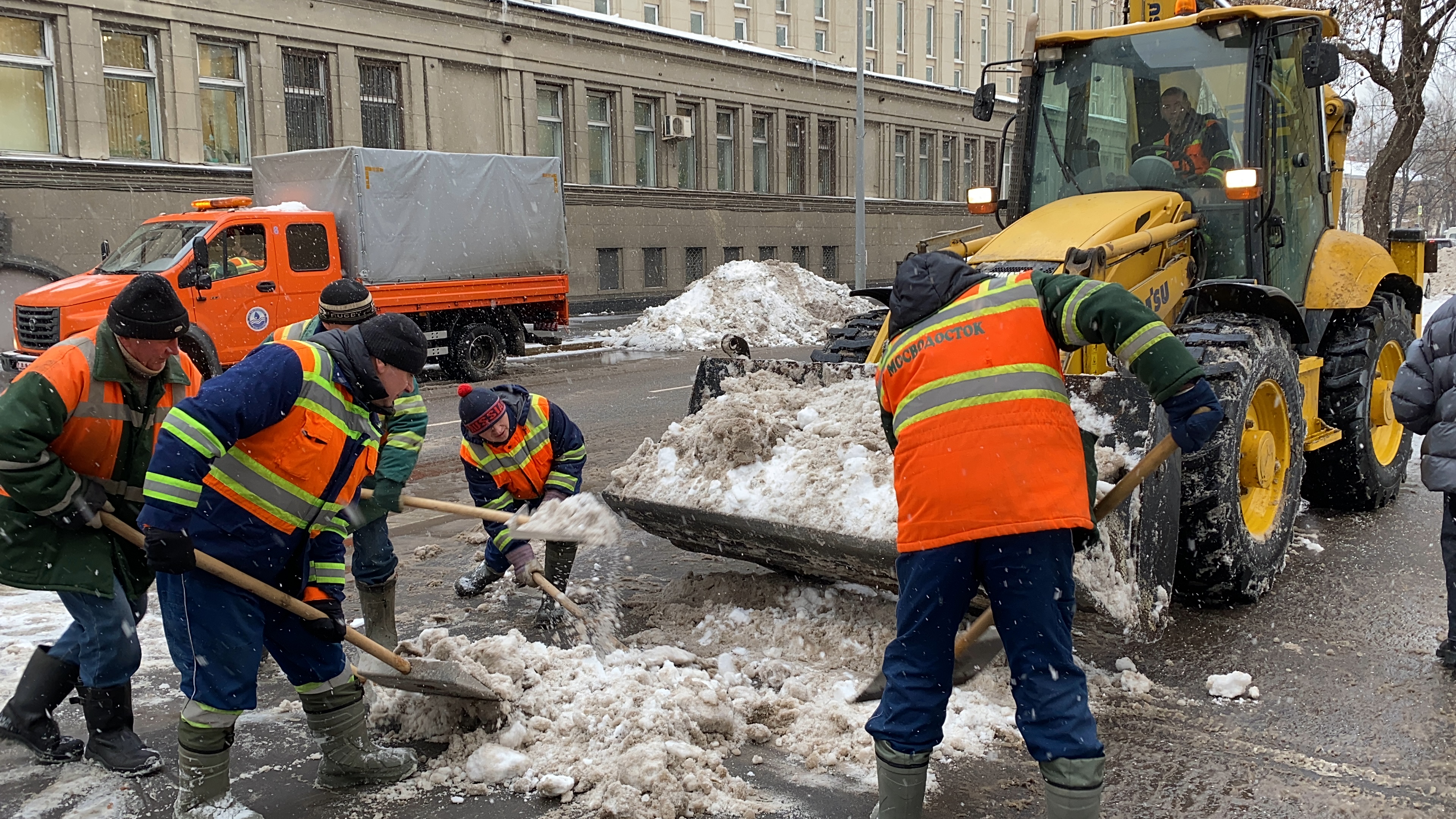Коммунальные службы Москвы продолжают уборку снега с городских территорий 