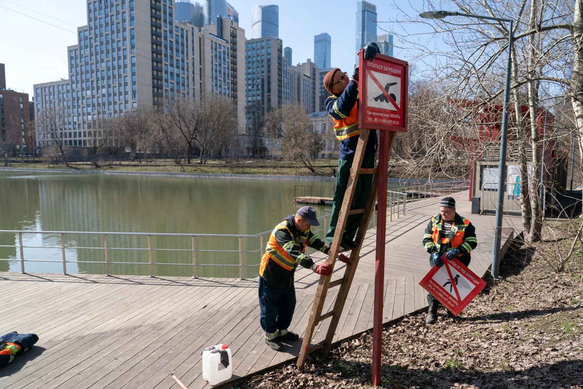  На столичных водоемах заменят более 950 знаков безопасности
