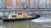 Бензиновое пятно на Яузе убирают с помощью сорбентов