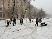 Коммунальные службы Москвы выполняют уборку снега с городских территорий