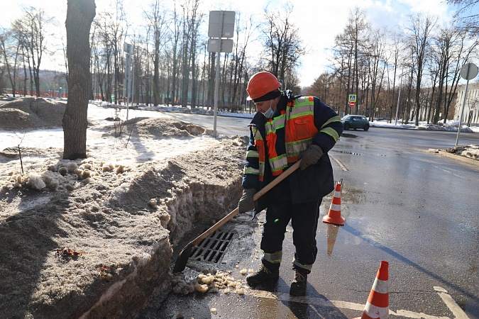 Бегут ручьи: очистка ливневок у СК “Лужники”