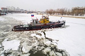 Коммунальные ледоколы успешно работают на Москве-реке
