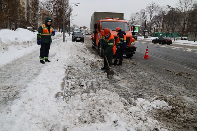 Перед потеплением в Москве проводят прочистку водоприемников