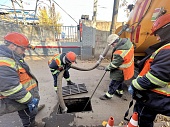 В дождевой канализации СВАО находили даже зонтики