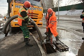 Ливневку у дома на Яблочкова очистили за несколько минут
