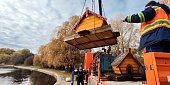 В преддверии зимы из столичных прудов начали убирать утиные домики