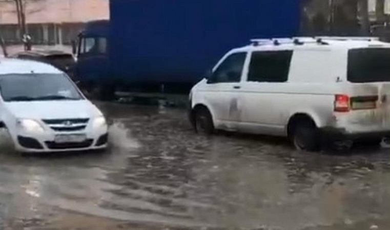 Подтопление произошло в 4-м Лихачевском переулке