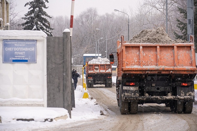 Работа снегоплавильного пункта на западе Москвы