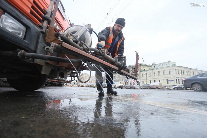 Лето в декабре. Рабочие отмывают город водой без реагента.